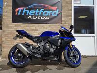 YAMAHA R1