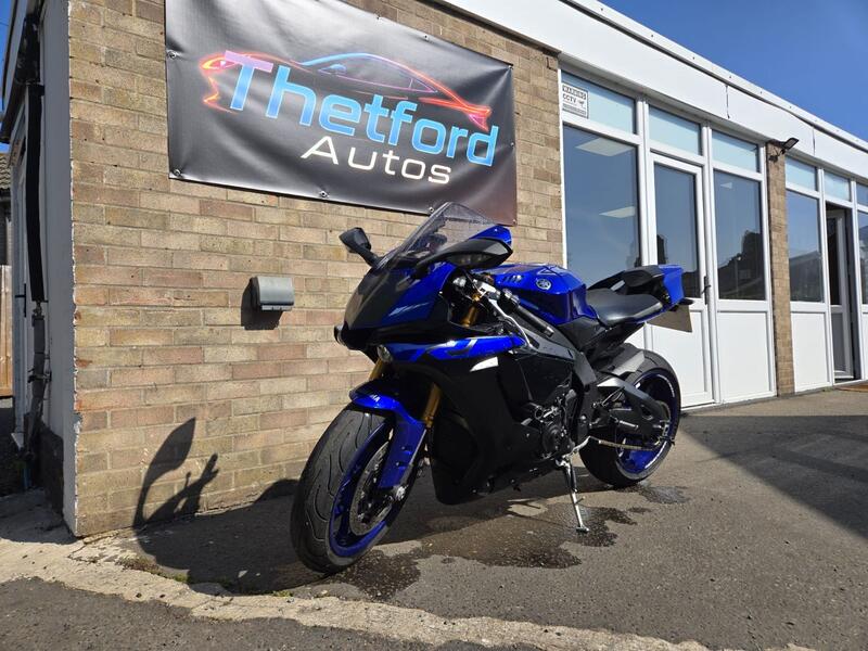 YAMAHA R1