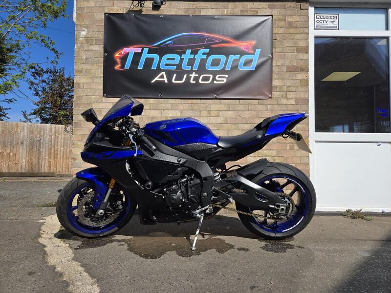 YAMAHA R1