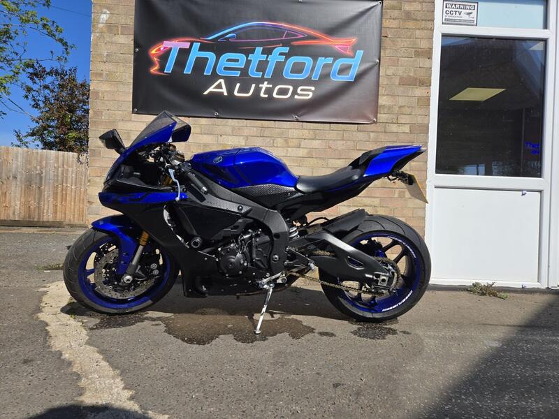 YAMAHA R1